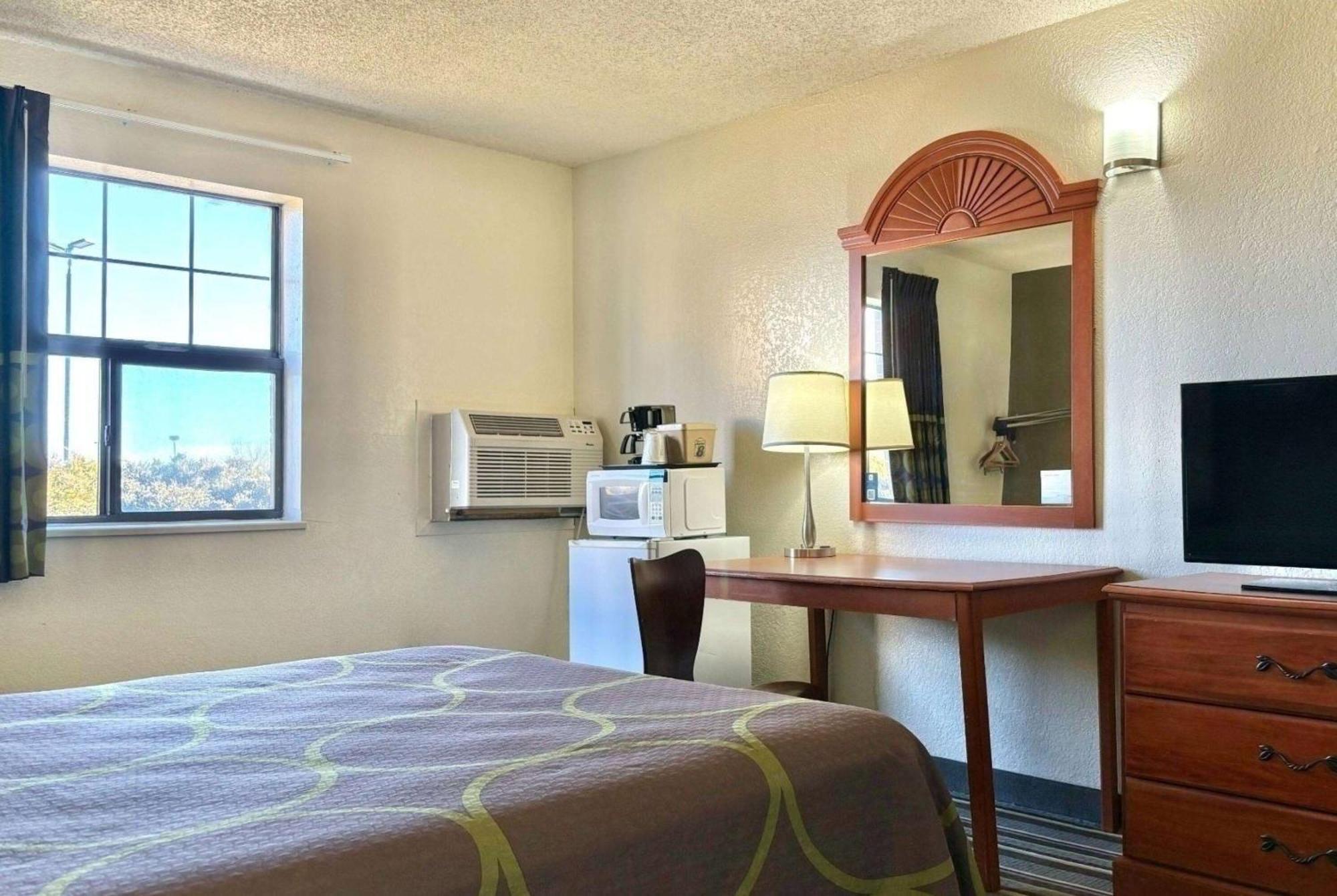Super 8 By Wyndham Colorado Springs/Afa Area Hotell Eksteriør bilde